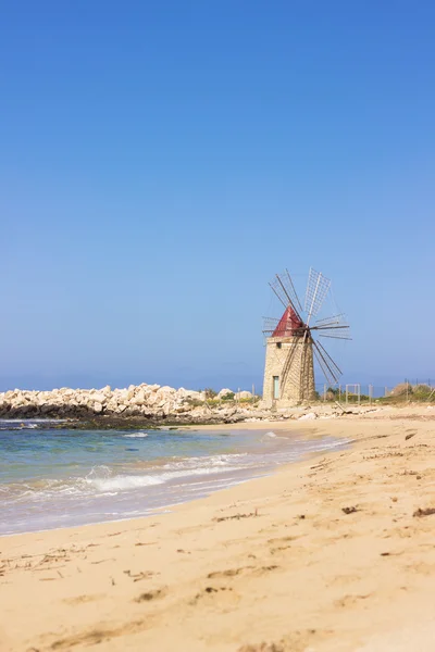 Starý větrný mlýn na mořské pobřeží krajina — Stock fotografie