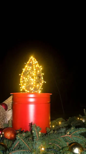 Uma Grande Vela Advento Feita Balde Decoração Natal Fundo Preto — Fotografia de Stock