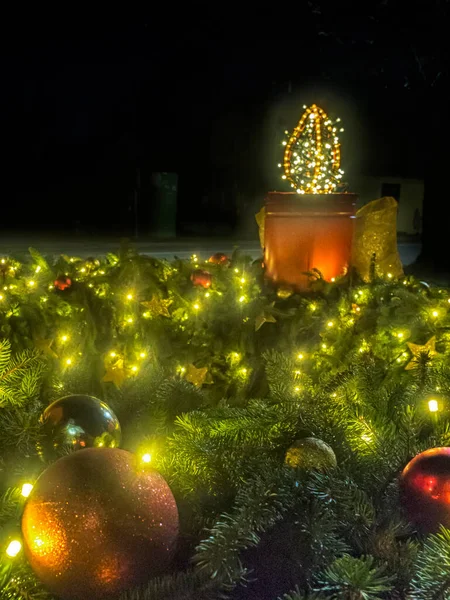 Uma Grande Vela Advento Feita Balde Decoração Natal Fundo Preto — Fotografia de Stock