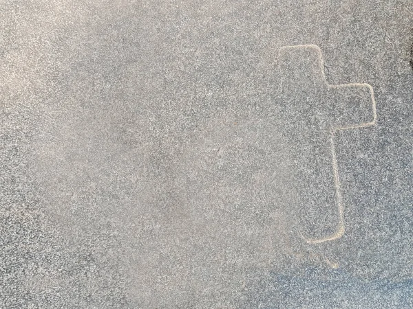 Mermer üzerinde bir haç çizgisi. Gri mermer üzerinde Hıristiyanlığın sembolü. Hıristiyanlığın ana sembolü..