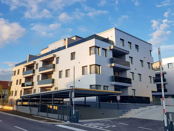 Hırvatistan 'ın Varazdin kentinde dört katlı modern gri ve beyaz konut binası