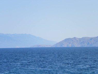 Mavi, yaz motifleriyle açık Adriyatik denizi