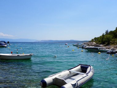 Plastik tekne kıyıya demir attı. Temiz Adriyatik Denizi, liman, yaz, turizm