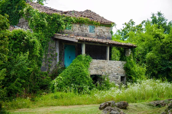Eski yıkık dökük taş ev. Akdeniz tarzı ev, Kotli, Istria, Hırvatistan 'dan