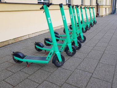 Varazdin, Hırvatistan - 14 / 05 / 2021 - Bolt e-scooterları park etti. Kiraya hazır.