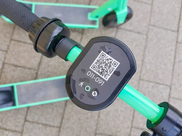 Varazdin, Hırvatistan - 14 / 05 / 2021 - Bolt elektrikli scooterın direksiyonunu kapatın. Şehir elektrikli scooter 'ı dışarıda duruyor. Ekolojik ulaşım kavramı