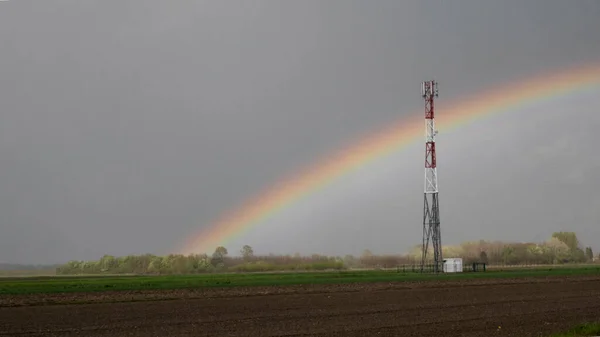 Gökkuşağındaki gökkuşağına karşı G5 baz istasyonu. Dalgalar sağlık sorunları riskini artırabilir.