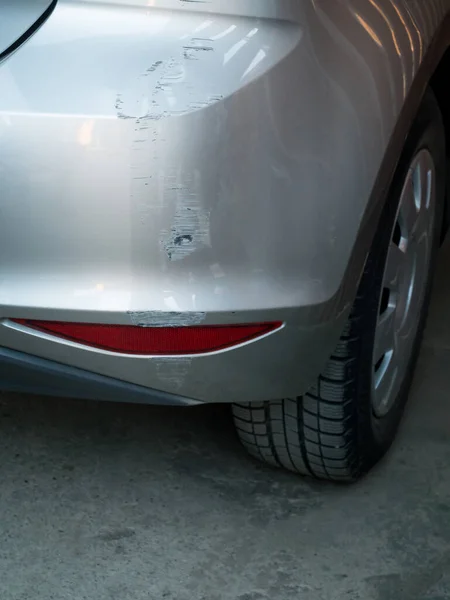 Aracın arka tarafında hasar var. Çamurluk, arka tampon ve arka lamba kırılmış, pozisyonları değişmiş ve boya çizilmiş. Yedek ışıkta bazı çatlaklar var ve siyah kendi kendine yapıştırıcı bantla bağlanmış.. 