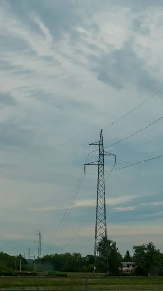 Poste Línea Alimentación Pilón Eléctrico Alambres Cielo Azul Nubes — Foto de Stock