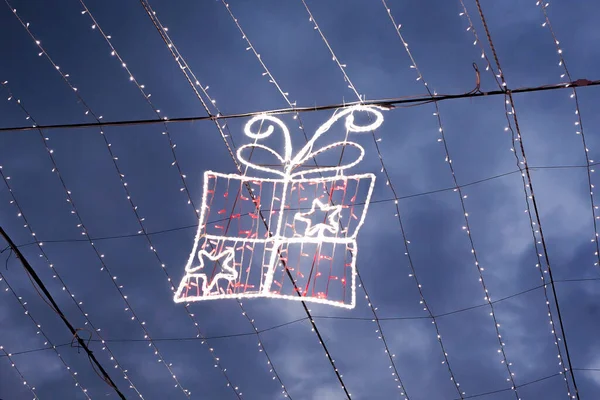 Decorações Natal Ano Novo Brilhantes Ocasionais Penduradas Praça Filmadas Baixo — Fotografia de Stock
