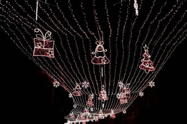 Иногда Площади Висят Светящиеся Рождественские Новогодние Украшения Снятые Снизу Ночью — стоковое фото
