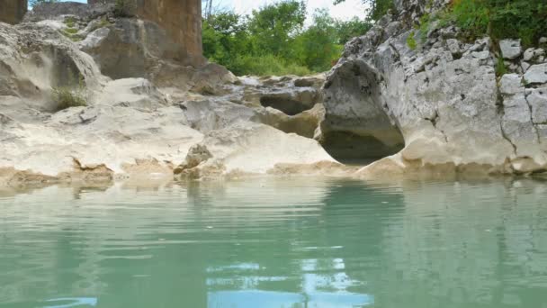 コトリ イストリア クロアチア ミルナ 水は村の近くのミルナ川の岩の河床に沿って流れますコトリ — ストック動画