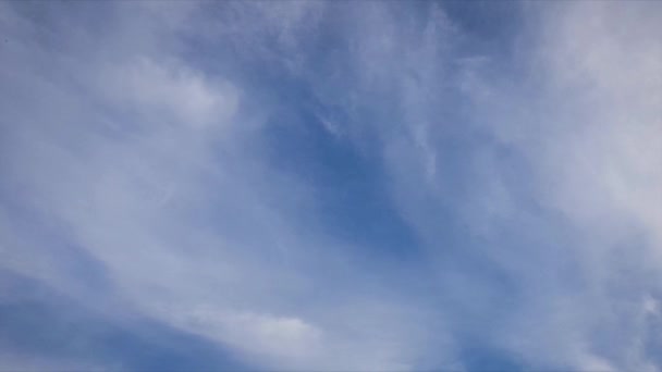 Lapso Tempo Lentamente Movendo Nuvens Brancas Sedosas Sobre Céu Azul — Vídeo de Stock