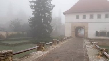 Hırvatistan 'ın Varadin kentinde sonbaharın başlarında sisli bir sabah. Stani Meydanı. Kimse yok..