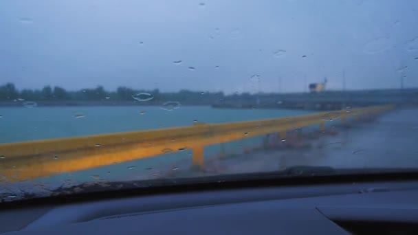Deszcz Pada Przednią Szybę Stojącego Samochodu Wycieraczki Wycierają Krople Deszczu — Wideo stockowe