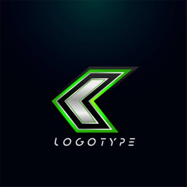 K harfi video oyunu logosu ve süper kahraman monogramı. Spor oyun amblemi, keskin açılı ve yeşil çizgili cesur fütüristik harf. Siyah arkaplanda eğimli keskin harf tipi