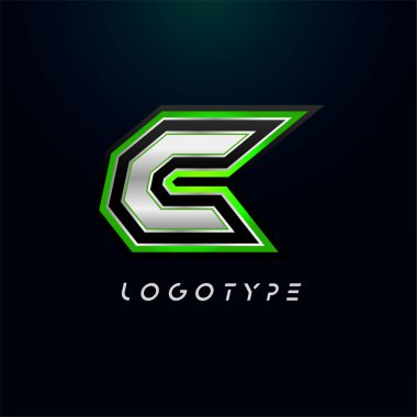 Video oyunu logosu ve süper kahraman monogramı için C harfi. Spor oyun amblemi, keskin açılı ve yeşil çizgili cesur fütüristik harf. Siyah arkaplanda eğimli keskin harf tipi