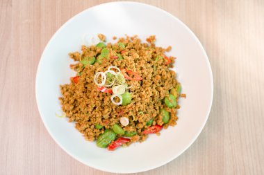 Fried acı fasulye soslu domuz eti kıyma