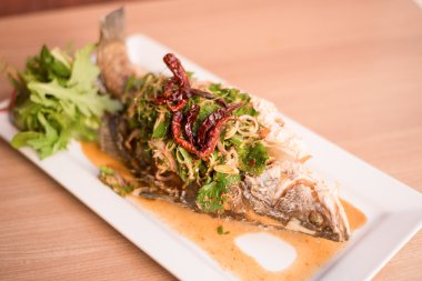 Bütün balık kırmızı Köri soslu