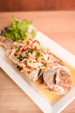 Kızarmış Balık mango salatası ile