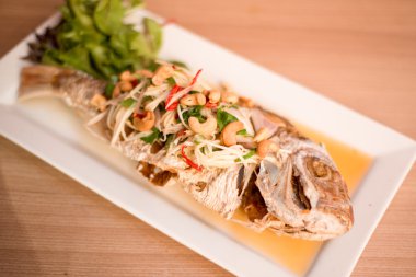 Kızarmış Balık mango salatası ile