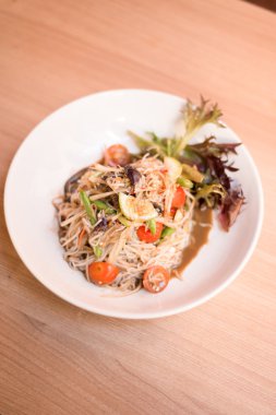 Pirinç Noodle ile papaya salatası