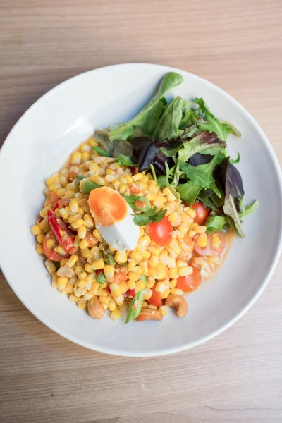 Kryddig och syrlig sallad majs. — Stockfoto