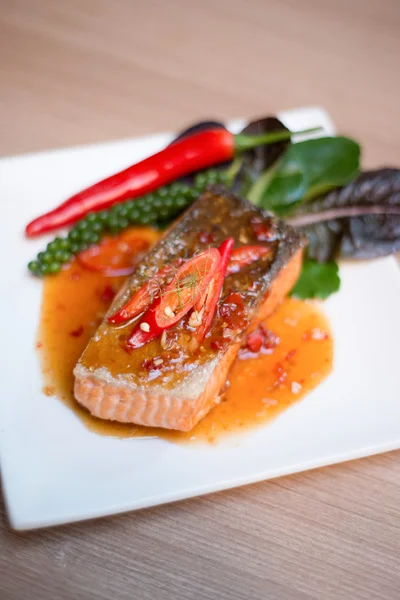 Tatlı biber soslu somon balığı. — Stok fotoğraf