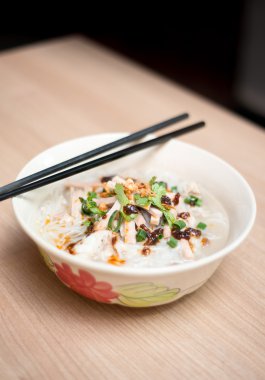 dilimlenmiş domuz rulo ile erişte çorbası.