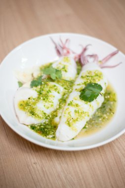 Buhar squids deniz ürünleri sos ile.
