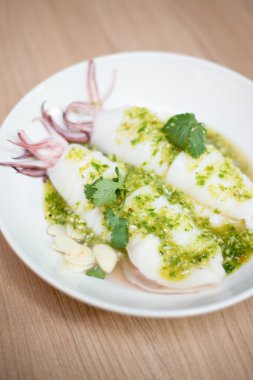 Buhar squids deniz ürünleri sos ile.