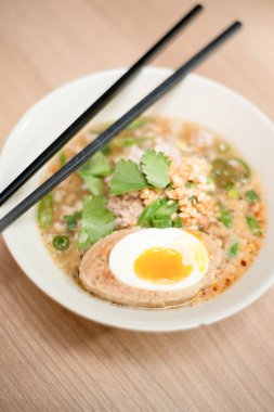 Özel kaynatın yumurta şehriye çorbası.