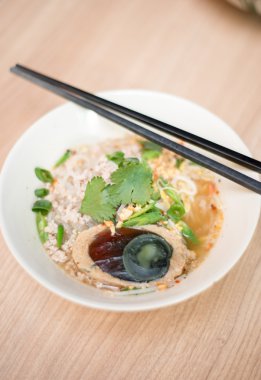 şehriye çorbası dilim domuz eti ile rulo