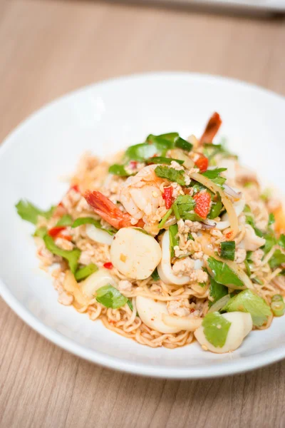 Salada tailandesa com macarrão instantâneo . — Fotografia de Stock