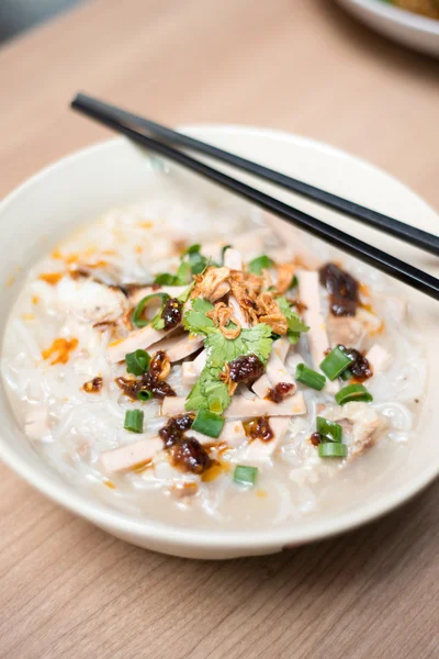 dilimlenmiş domuz rulo ile erişte çorbası.