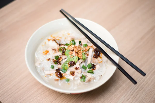 dilimlenmiş domuz rulo ile erişte çorbası.