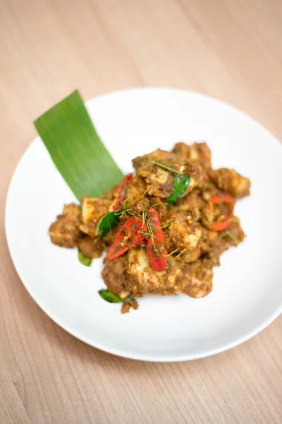 Fläskkött Wokad med thailändska örter — Stockfoto