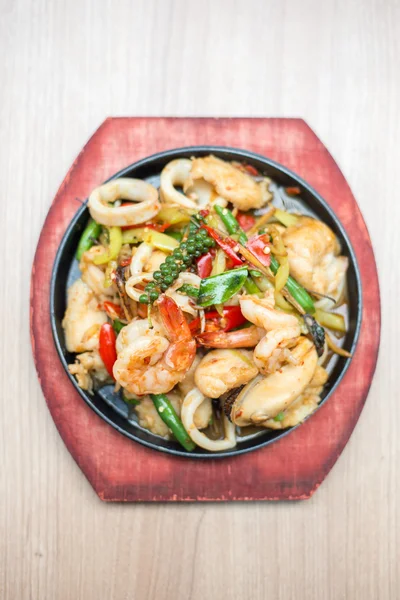 Sizzling seafood with herbs — Stock Photo, Image