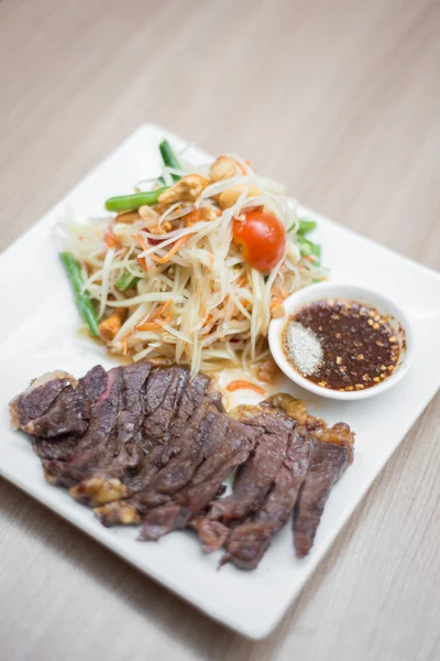 Ensalada de papaya con carne asada —  Fotos de Stock