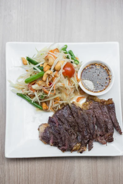 Papaya salad with grilled beef — Stock Photo, Image