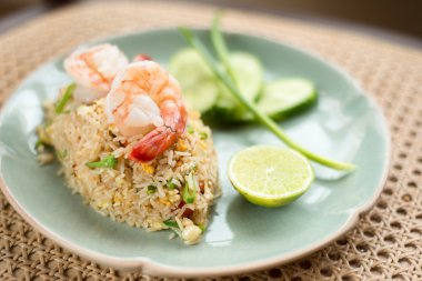 Tayland pilavı ve karides.