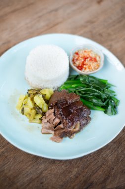 Demlenmiş Domuz eti bacak pirinç.