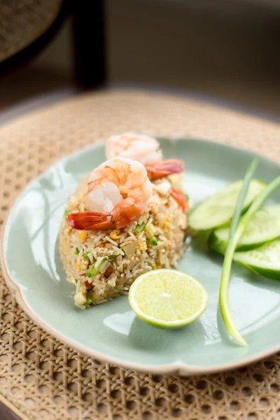 Thai fried rice with prawns — Stock Photo, Image