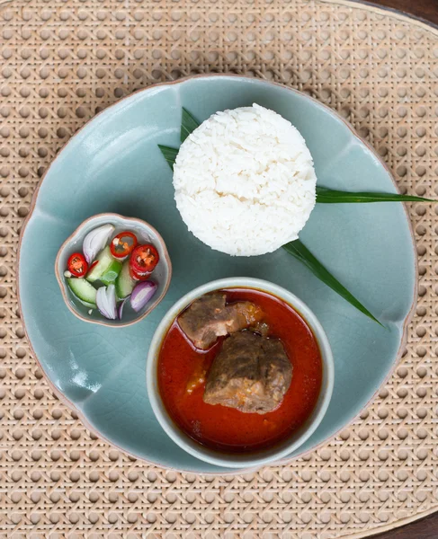 Massaman Rindfleisch mit Jasminreis. — Stockfoto