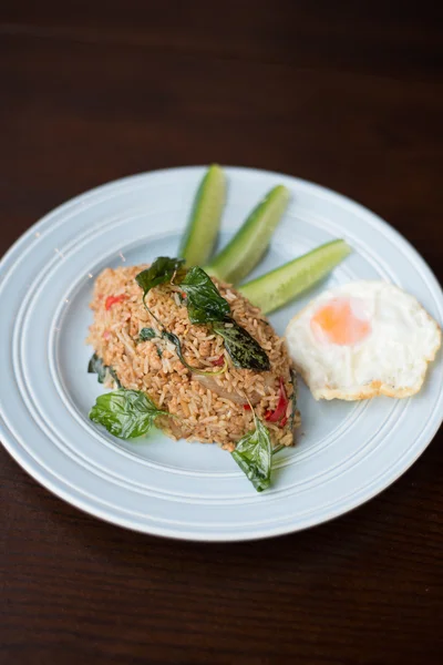 Stekt ris med thailändsk basilika — Stockfoto