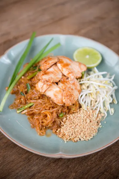 Pad Thai chicken. — Stock Photo, Image