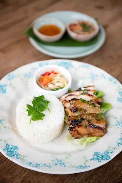 Thailandsk grill chiken med jasminris – stockfoto