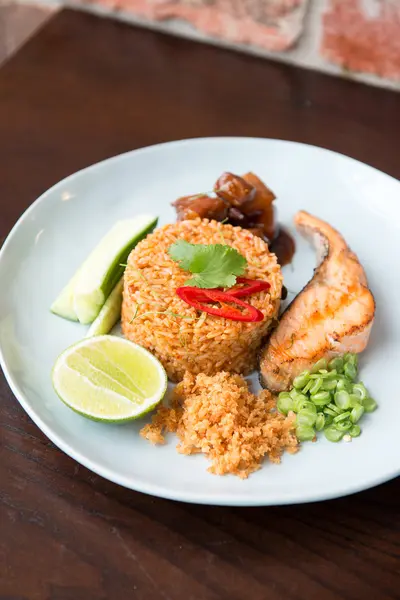 Тайский пряный жареный рис с лососем . — стоковое фото