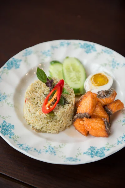 Grön curry stekt ris med lax. — Stockfoto