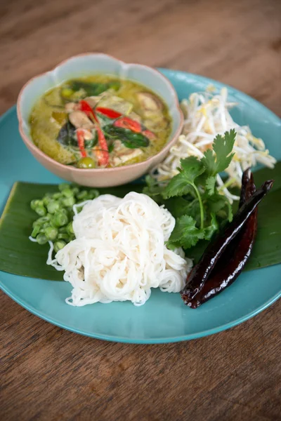 야채 카레가 담긴 쌀 국수. — 스톡 사진